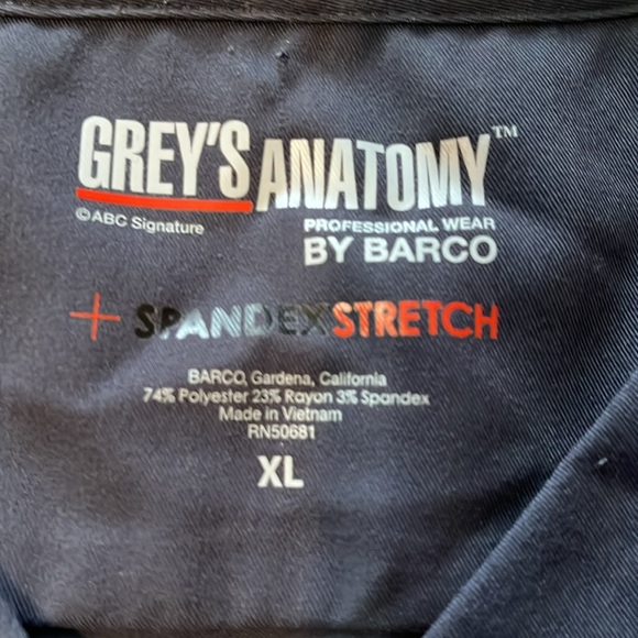 Men’s Grey’s Anatomy two size extra large scrub tops - Picture 4 of 9